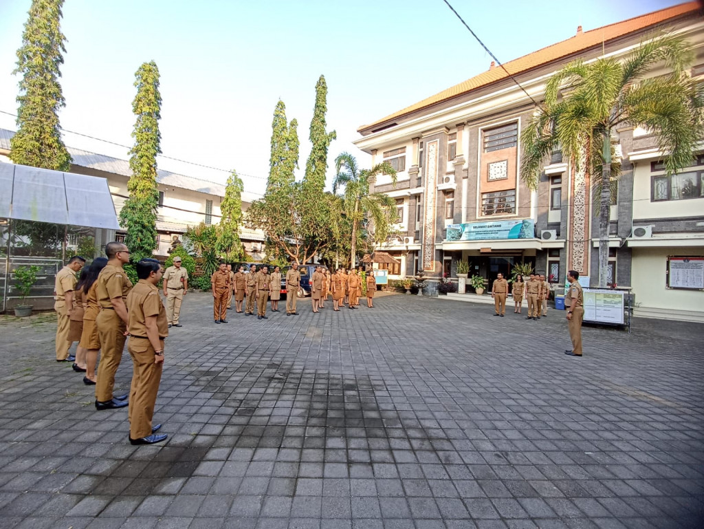 Membangun Desiplin dan Budaya kerja melalui Apel Pagi rutin dilanjutkan dengan Coffee Morning pada Kantor Camat Kuta Selatan